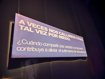 La instalación pedagógica de la UBPD reúne relatos de familiares, proyecciones audiovisuales y diseño sonoro sobre el conflicto armado en Colombia - crédito Infobae Colombia