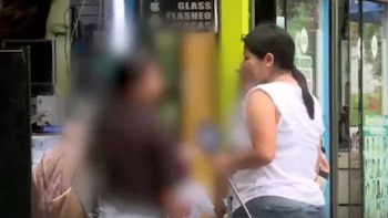 Vecinos y comerciantes buscaron refugio tras escuchar los disparos en plena avenida Sáenz Peña.| Panamericana Noticias