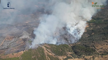 Decenas de vecinos desalojados o confinados por un incendio en Calzada de Calatrava (Ciudad Real): nivel 2 de emergencia