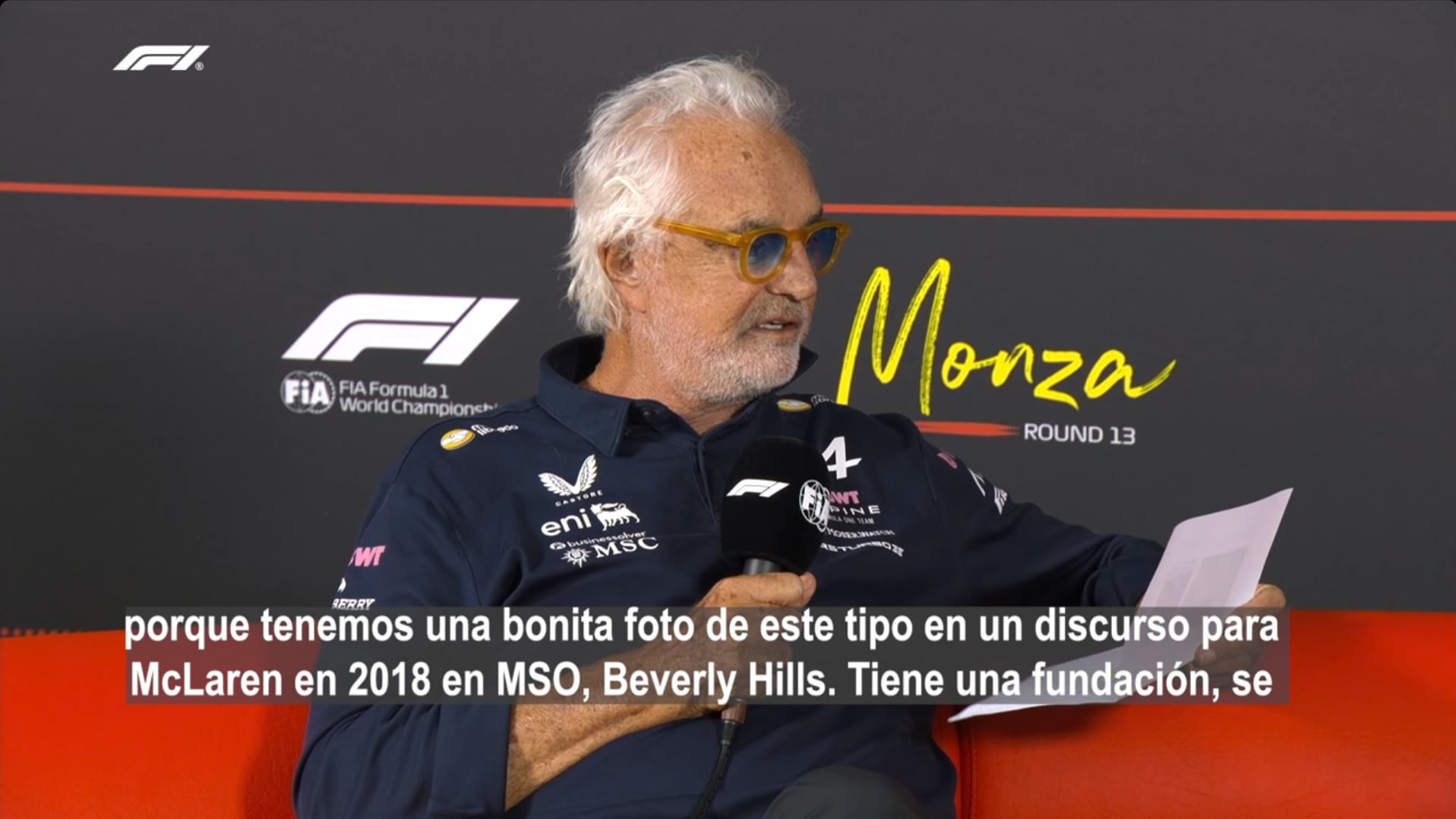 Briatore con el famoso papel que sacó en Monza para acusar a Mclaren