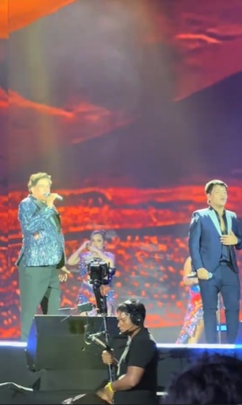 Ernesto Pimentel canta con entusiasmo