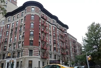 Vivienda típica de Nueva York con escaleras para incendios, donde se ubicó el hombre para tomar imágenes de Chris Rock dentro de su vivienda (Washington Post)