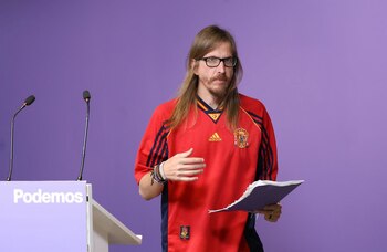 20/07/2026 El secretario de Organización y portavoz de Podemos, Pablo Fernández, durante una rueda de prensa en la sede de Podemos, a 20 de julio de 2026, en Madrid (España). Esta rueda de prensa tiene lugar un día después de que la Selección Española se proclamase campeona del Mundial de fútbol 2026, tras vencer en la final a Argentina.
POLITICA
Marta Fernández - Europa Press