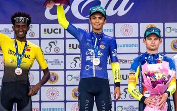 Santiago Umba en el podio de la Ordu Ban Sea Classic - crédito Ordu
