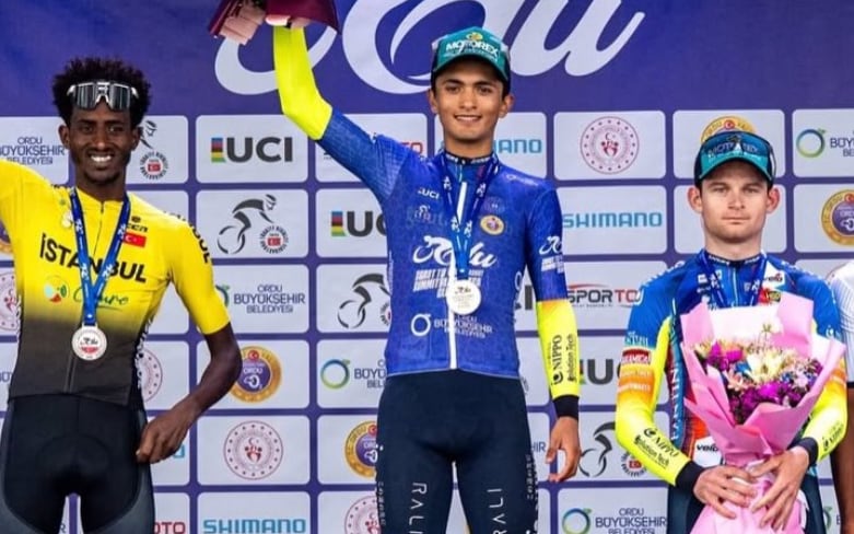 Santiago Umba en el podio de la Ordu Ban Sea Classic - crédito Ordu
