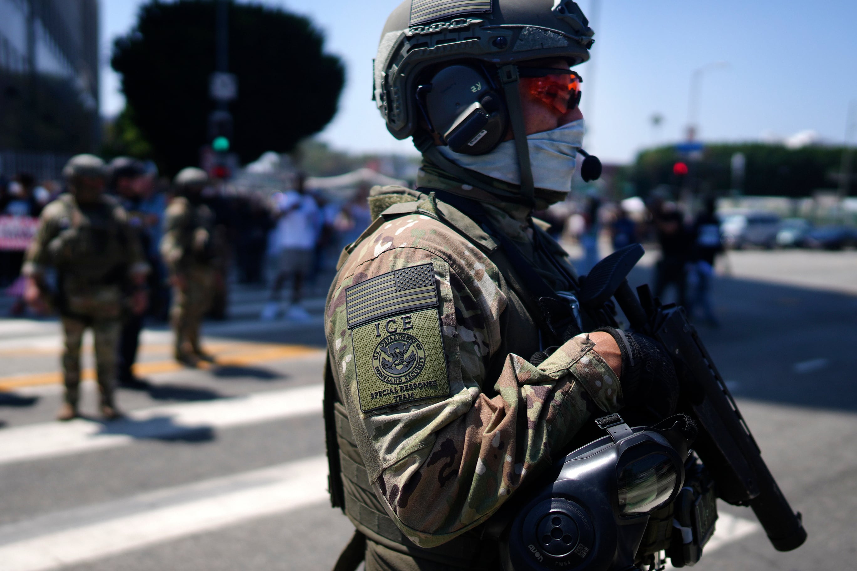 Un agente del ICE observa una manifestación contra las redadas migratorias frente al Centro de Detención Metropolitano, el 10 de junio de 2025, en Los Ángeles. (Foto AP/Eric Thayer, Archivo)