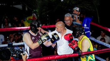 Alcalde y gobernador en Colombia dejaron las oficinas y se agarraron a golpes: así fue el encuentro en un ring de boxeo