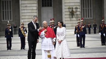 León XIV, recibido con honores por los Reyes y sus hijas a su llegada al Palacio Real