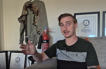 Ryan Luney, acróbata británico sorprendió al mundo al ejecutar una serie de acrobacias extremas bajo fuego