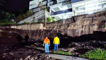 Protección Civil ordena evacuar más de 40 apartamentos en San Salvador por el colapso parcial de un muro tras lluvias
