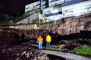 El colapso parcial de un muro de unos cincuenta metros obligó a la evacuación obligatoria del condominio Panamericana en la colonia Escalón de San Salvador. (Foto: Secretaría de Prensa de la Presidencia)