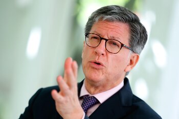 En la imagen, el director