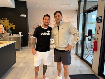Agustín Alberti, dueño de la Mantequería en Miami, junto a Lionel Messi