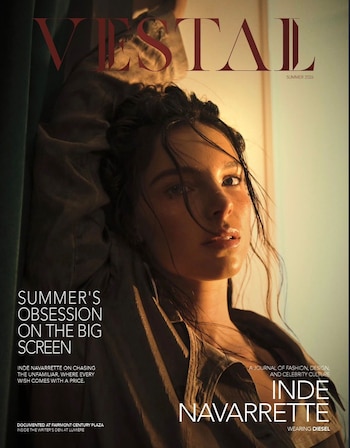 Retrato de Inde Navarrette en la portada de una revista, mirando hacia arriba con cabello húmedo y una camisa clara, con el título 'VESTAL'