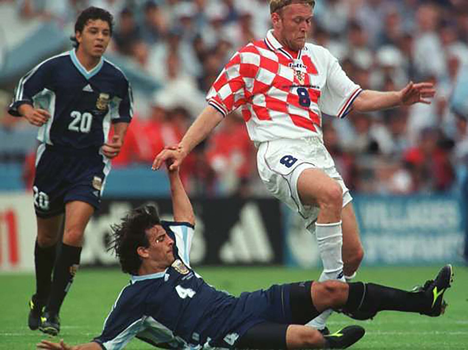 Disputando el balón en el choque frente a Croacia, en el Mundial 98. Por detrás aparece un joven Marcelo Gallardo