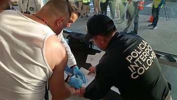 Un dato relevante de esta operación es la entrega de personas acusadas de delitos graves, entre ellas figuras señaladas por liderar redes de narcotráfico y explotación sexual - crédito Policía Nacional/Dijín