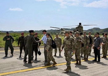La delegación estadounidense recorrió las instalaciones de la Brigada de Fuerzas Especiales Kaibil en la localidad de Poptún.