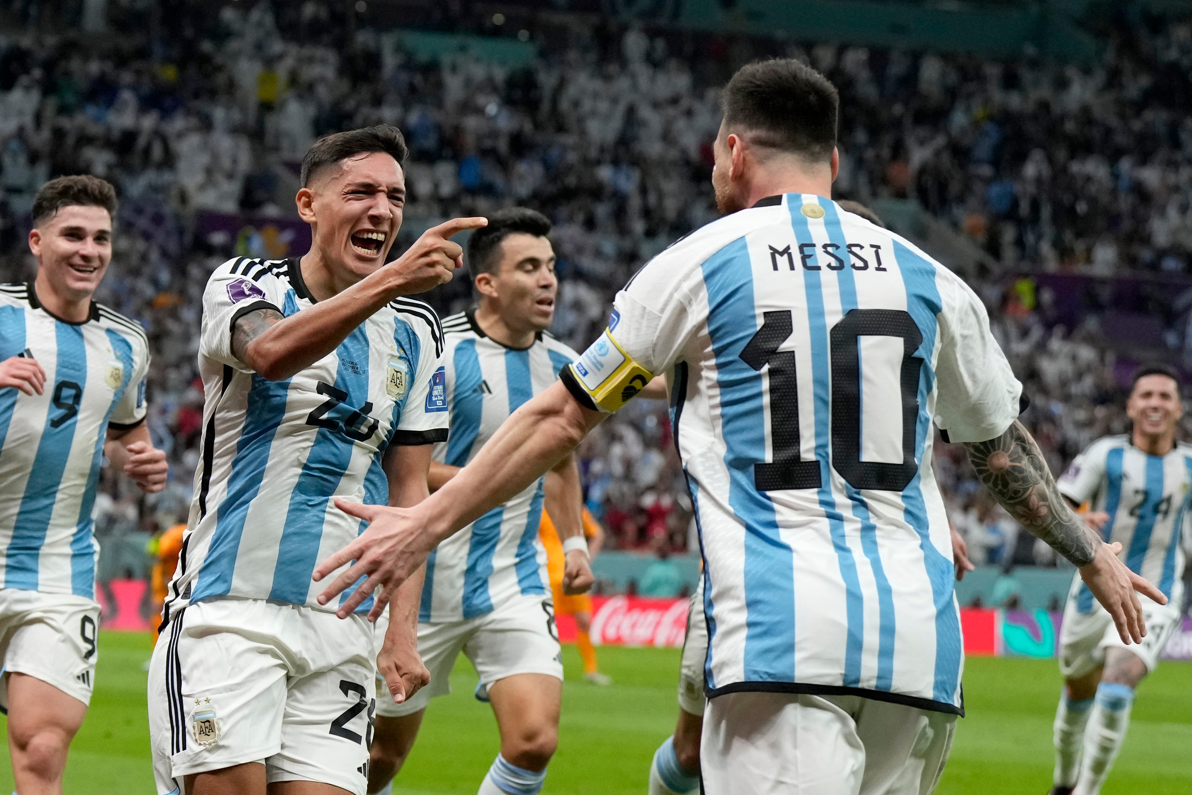 Nahuel Molina (centro) celebra con Lionel Messi (derecha) tras anotar el primer gol de Argentina en el partido ante Holanda por los cuartos de final del Mundial, en Lusail, Qatar, el viernes 9 de diciembre de 2022. (AP Foto/Ricardo Mazalán)