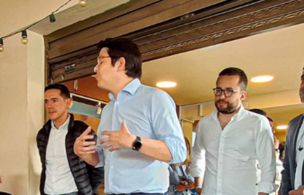 El hombre reconoció que, en medio del nerviosismo, empleó la fuerza física y lanzó amenazas verbales que fueron registradas en video. - crédito @andresbarriosbernal/Instagram