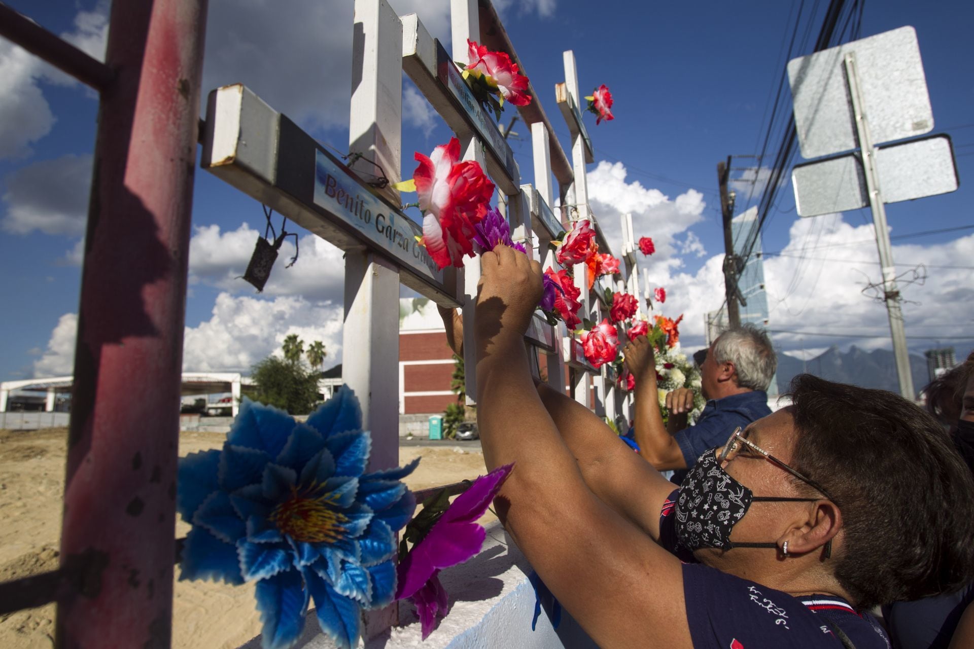 MONTERREY, NUEVO LEÓN, 25AGOSTO2021.- Familiares de víctimas del ataque al Casino Royale, donde murieron 52 personas, se reunieron en conmemoración del décimo aniversario donde colocaron flores y pintaron sus manos en el muro exterior exigiendo justicia para los deudos y sus familias.FOTO: GABRIELA PÉREZ MONTIEL / CUARTOSCURO.COM