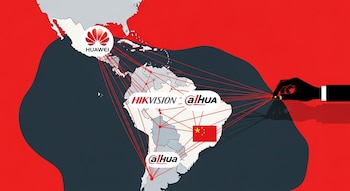 Mapa de América Latina con hilos rojos y logos de Huawei, Hikvision, Dahua y la bandera de China; una mano sostiene los hilos.