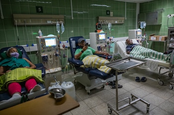 Pacientes cubanos con insuficiencia renal reciben tratamiento de hemodiálisis en el Hospital Clínico Quirúrgico Hermanos Ameijeiras de La Habana, Cuba (Yamil Lage/AFP)