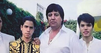 De izquierda a derecha. César