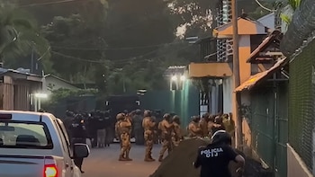Guerra de bandas en Limón, Costa Rica: Cinco detenidos, fusiles incautados y un menor herido tras allanamientos del OIJ