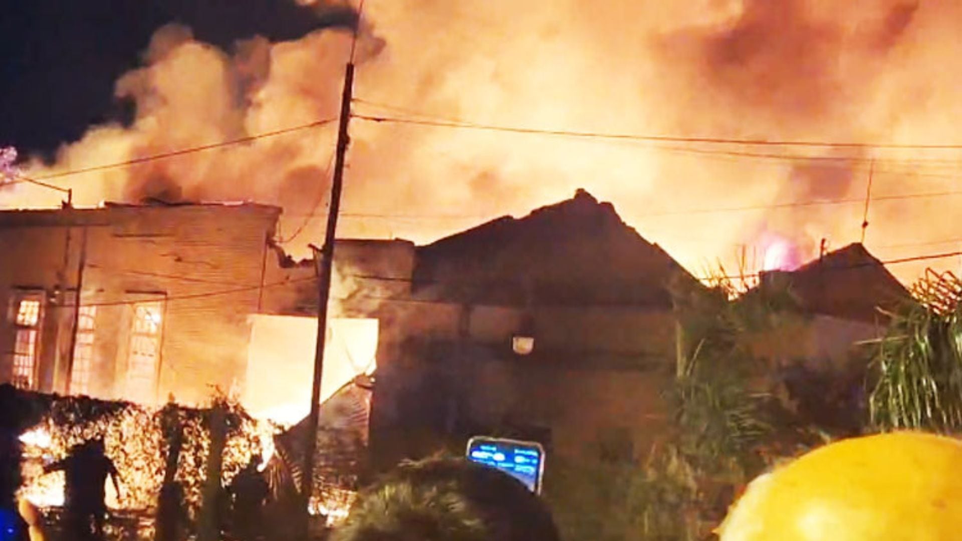 Explotó una fábrica en San Fernando y provocó un importante incendio (Foto: Twitter)