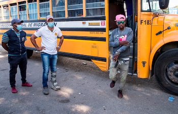 Varios inmigrantes irregulares haitianos son deportados hacia su país por agentes de la Dirección General de Migración, en Dajabón (República Dominicana), en una fotografía de archivo. EFE/Orlando Barría