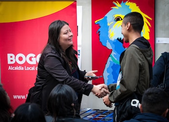 Alcaldía Local de Kennedy entregó primeros celulares recuperados por motivo de hurto. Fueron más de mil dispositivos incautados - crédito @Alcaldiakennedy