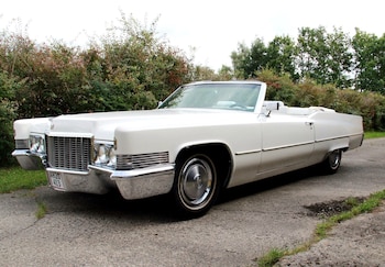 Un Ford Continental blanco convertible