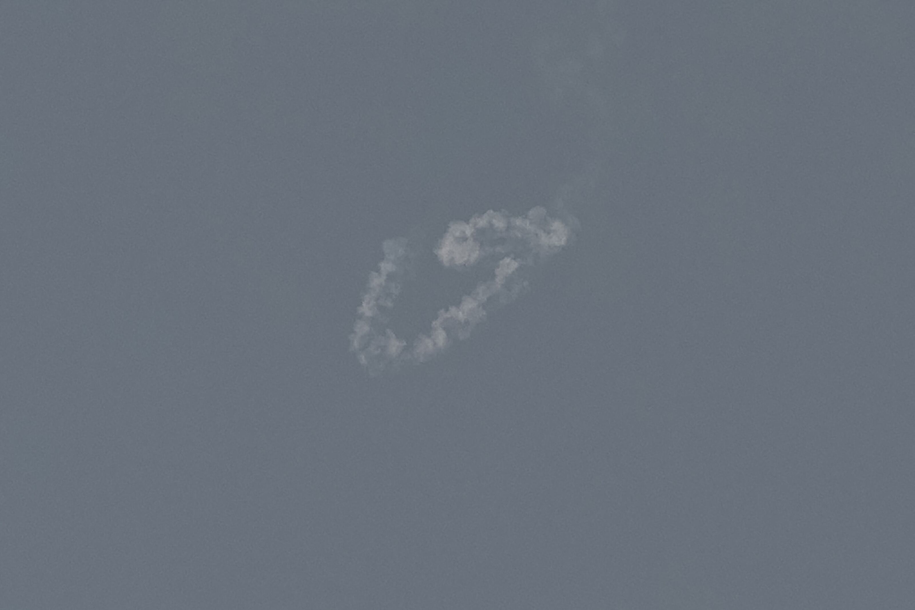 El humo de una interceptación de un cohete se ve en el cielo de Dubái, el 28 de febrero de 2026 (Fadel Senna/AFP)