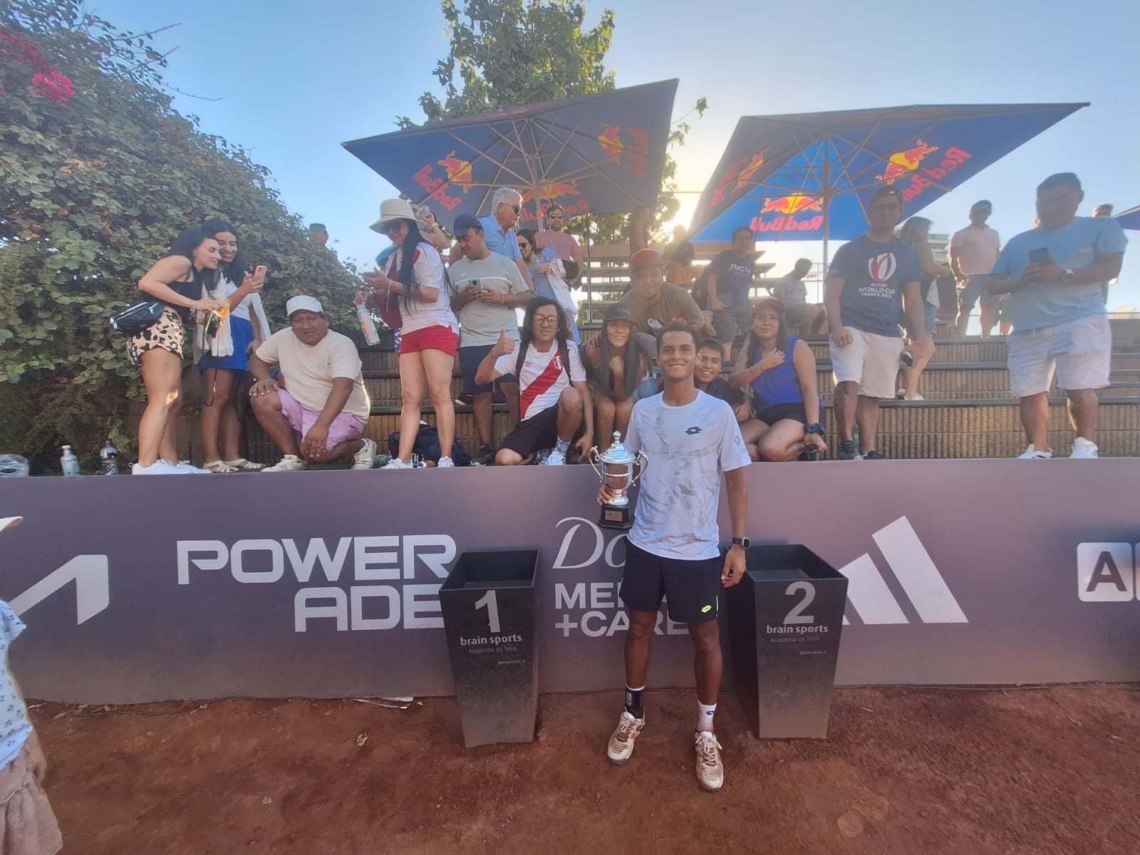 Juan Pablo Varillas celebró su título junto a los peruanos que lo apoyaron en el Challenger de Santiago (Tenis al máximo).