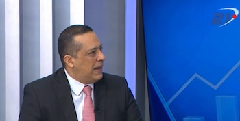 Economista analizó el impacto del crecimiento económico y los retos fiscales en El Salvador durante una entrevista en el programa Diálogo 21 (Cortesía Diálogo 21).