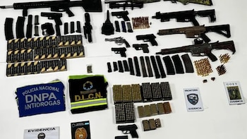 Autoridades hondureñas decomisan arsenal de armas y presunta droga en contenedor procedente de EEUU