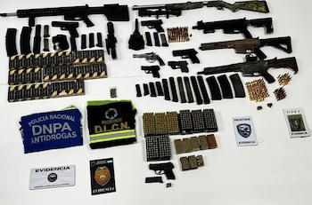 Las autoridades localizaron armas, municiones y presunta droga durante una inspección en Puerto Cortés. (FOTO: Policía Nacional)