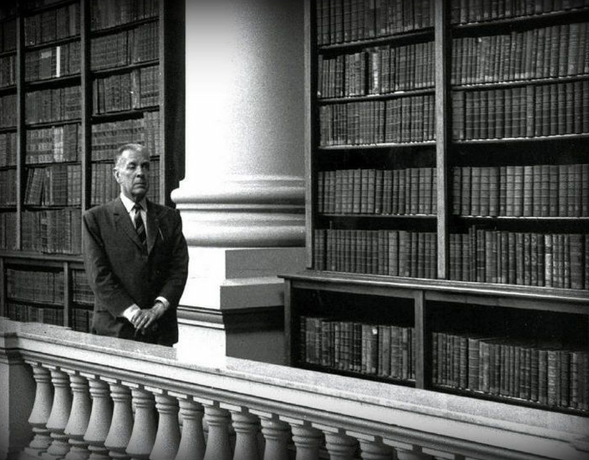 Borges perdió la vista funcional en 1955, el mismo año en que lo nombraron director de la Biblioteca Nacional. A partir de ahí, solo le quedaba el placer: lo que se había aprendido porque le gustaba
