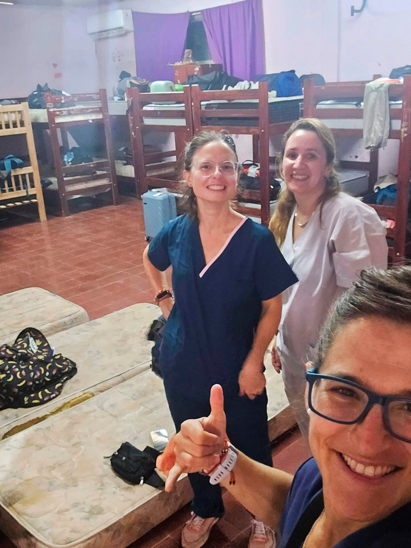 Paula Pareto junto a colegas médicas durante su misión solidaria Chaco