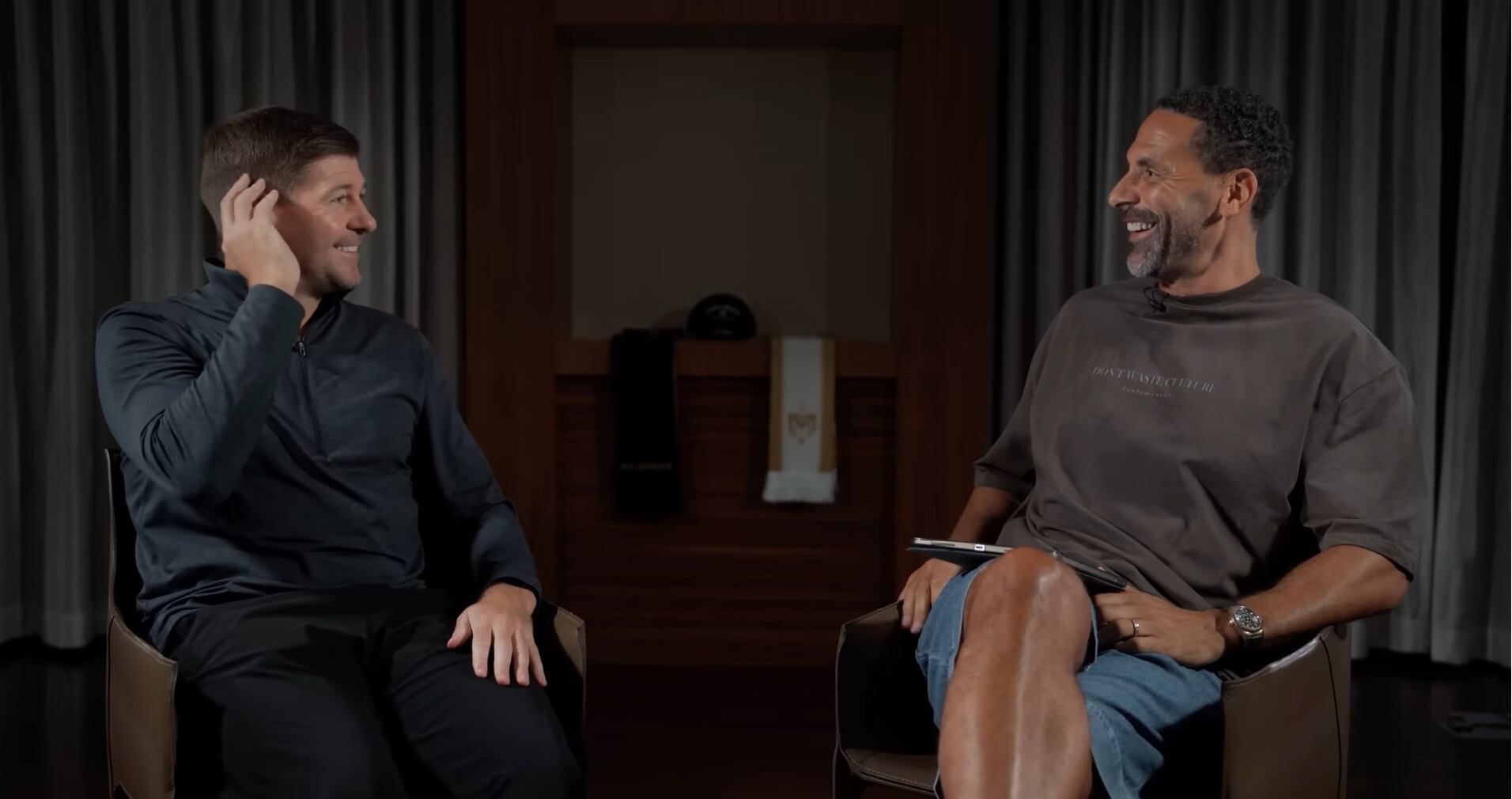 El exjugador destaca la diferencia entre el ambiente familiar del Liverpool y la desconexión en la selección nacional (YouTube: Rio Ferdinand Presents)