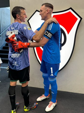 Marcelo Barovero y el abrazo