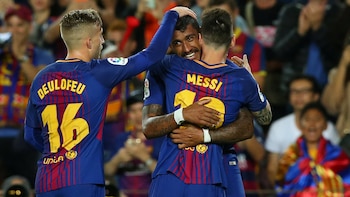Lionel Messi se abraza con Paulinho y Gerard Deulofeu (Foto: Reuters)