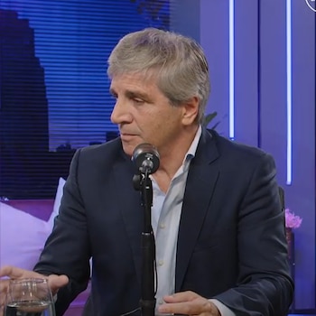 Las definiciones de Luis Caputo sobre el uso de dólares y el "super IVA"