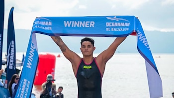 El costarricense Jeison Rojas conquista el Oceanman en El Salvador y fortalece su preparación rumbo a Lima 2027