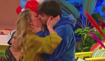 Fede Vigevani y Gema Garoa se besaron durante la fiesta temática