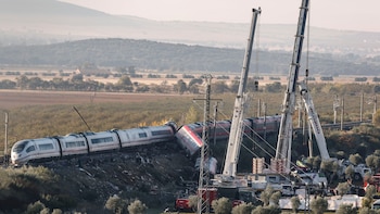 Los peores accidentes de tren de Europa en los últimos 20 años: del descarrilamiento en Galicia al choque entre un autobús y un tren en Ucrania