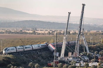 Grúas de gran tonelaje trabajan para retirar los vagones de los dos trenes accidentados el miércoles en la provincia española de Toledo. EFE/ J.J.Guillen