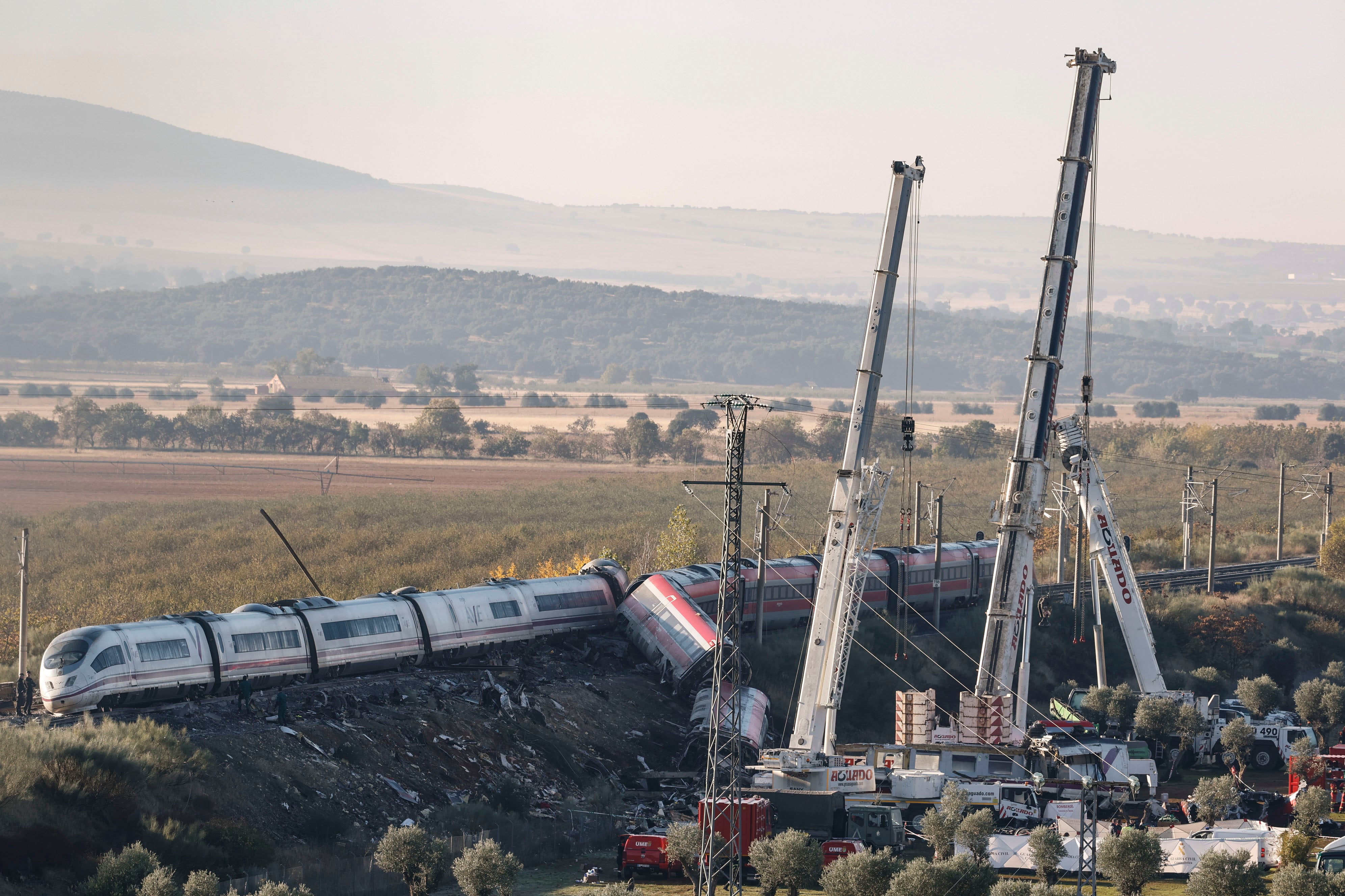 Grúas de gran tonelaje trabajan para retirar los vagones de los dos trenes accidentados el miércoles en la provincia española de Toledo. EFE/ J.J.Guillen