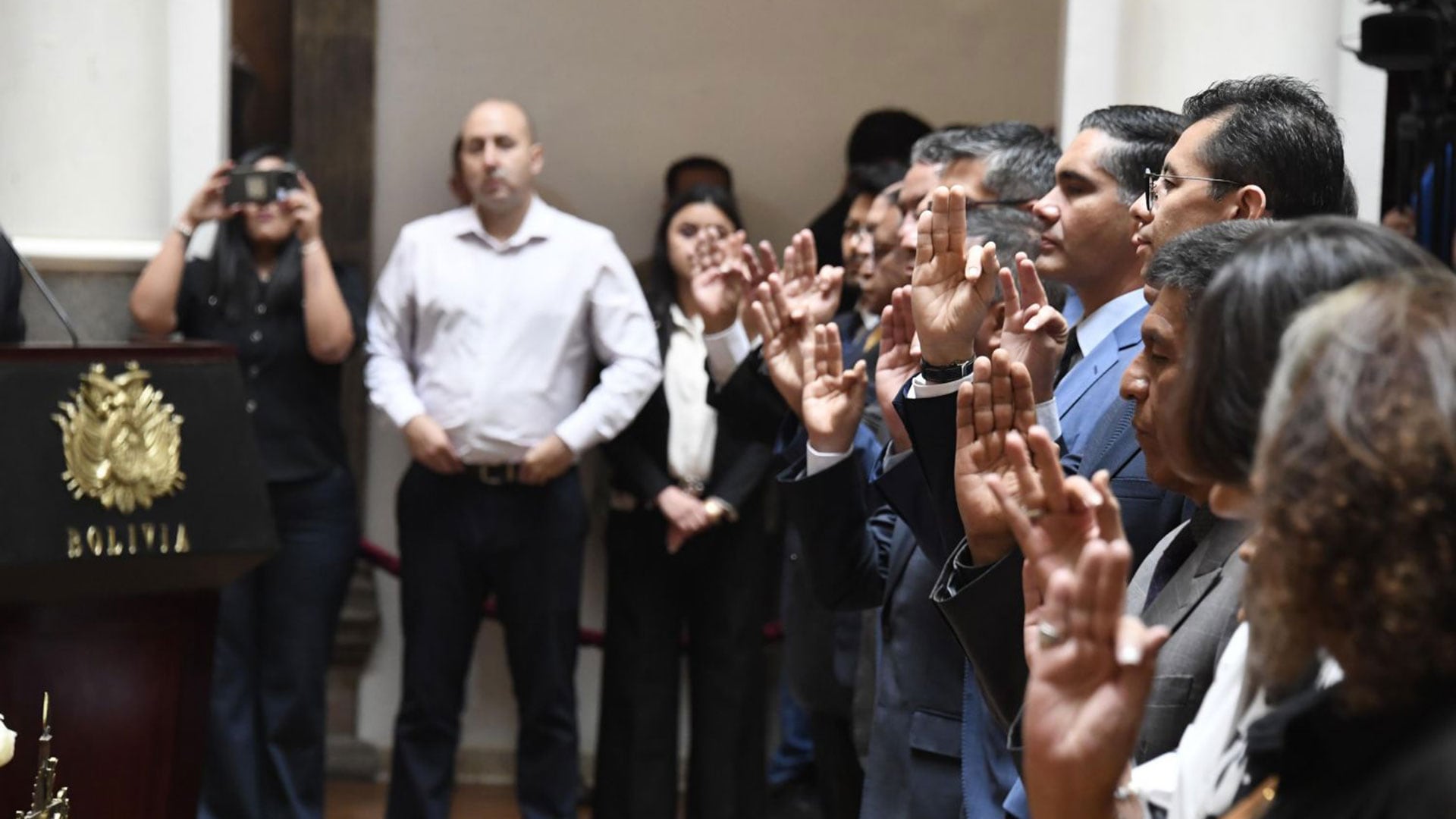 Fernando Cerimedo observa en primera línea la toma de juramento a los ministros de Estado el 9 de noviembre de 2025 (Archivo)