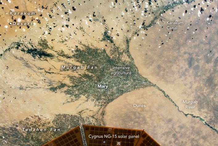La imagen, captada el 13 de junio de 2021 por un astronauta desde la Estación Espacial Internacional, muestra un sector del canal de Karakum. La obra desvía agua del río para regar cultivos en el desierto y aparece como una franja lineal de vegetación(NASA)